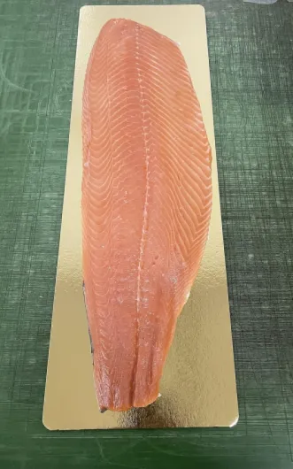 LE FUMAGE DES VOLCANS, Filet De Saumon d'Ecosse non tranché fumé au bois de hêtre avec peau - 1,5 Kg