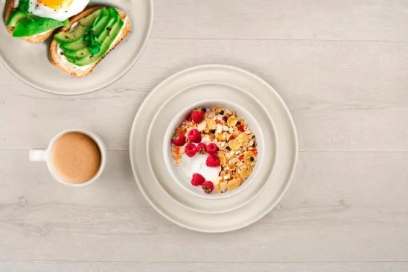 Service de Table 16 Pièces - Ensemble de Vaisselle pour 4 Personnes - Vaisselle en Faïence - Assiettes à Petit Déjeuner, Assiettes à Dîner, Bols et Tasses - Crème Crème 16-Teilig