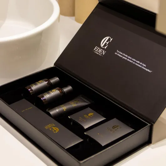Kit d’Accueil Salle de Bain Luxe pour Airbnb, Hôtels & Gîtes Premium - Cosmétiques Parfumés Bois & Noix de Coco + Kit Dentaire Éco & Vanity Set - Coffret Magnétique Élégant - Lot de 40 Kits Complets I 40 40.0