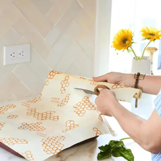 Bee's Wrap Rouleau de papier alimentaire réutilisable en cire d'abeille, extra large XXL, sans plastique, emballage de stockage naturel – 35.6 x 132.1 cm (imprimé nid d'abeille) Nid D'abeille Xxl