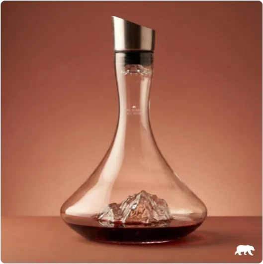 Carafe à décanter le vin 1.8 L - Borosilicate de qualité supérieure soufflés artisanalement avec les montagnes en relief - Bouchon 3 en 1 (filtre, aérateur et bec verseur) (Mont Blanc)